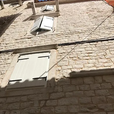 Old Town With Free Parking 特罗吉尔